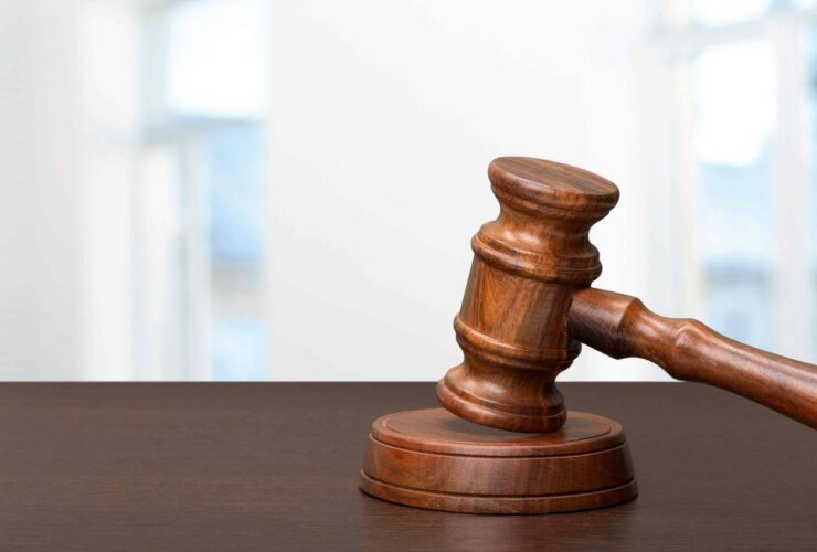 Martelo de juiz de madeira apoiado em suporte