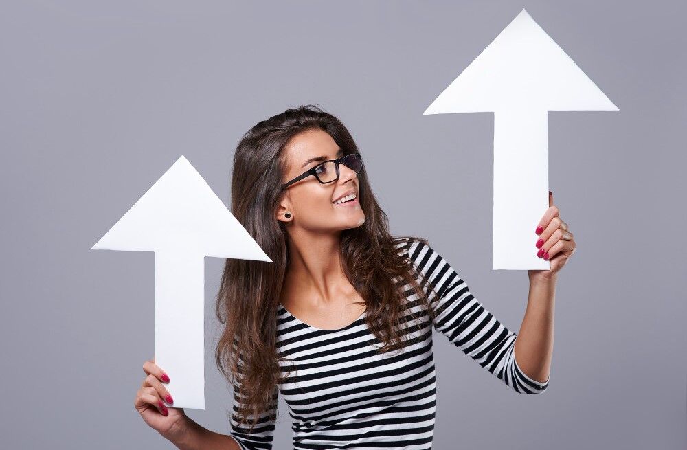 Mulher sorridente com setas em papel branco