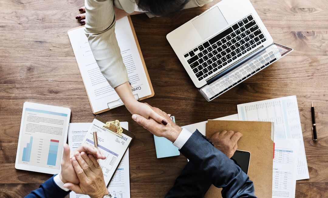 Reunião de negócios com troca de ideias