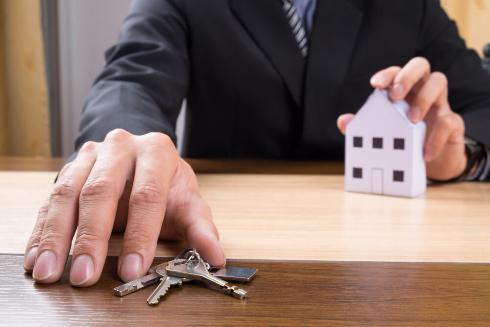 Homem entregando chaves para a nova casa