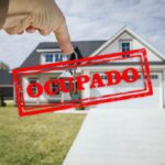 Chave apontando para casa com sinal de ocupado.Chave apontando para casa com sinal de ocupado.