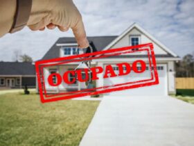 Chave apontando para casa com sinal de ocupado.Chave apontando para casa com sinal de ocupado.