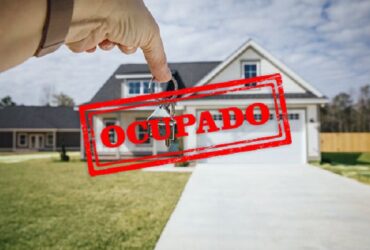 Chave apontando para casa com sinal de ocupado.Chave apontando para casa com sinal de ocupado.