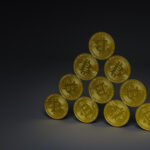 Pilha de moedas de Bitcoin em fundo escuro