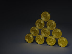 Pilha de moedas de Bitcoin em fundo escuro
