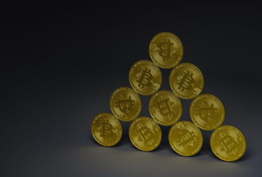Pilha de moedas de Bitcoin em fundo escuro