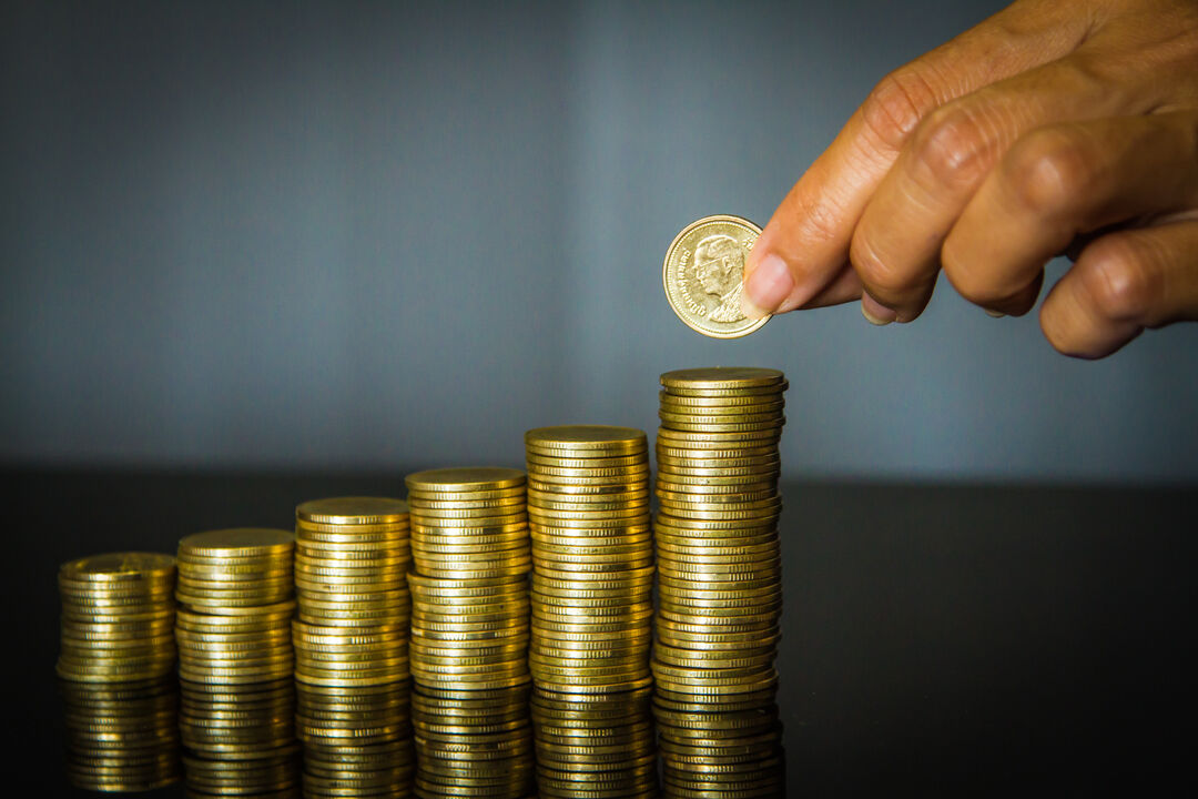 Empilhamento de moedas doradas em crescimento financeiro
